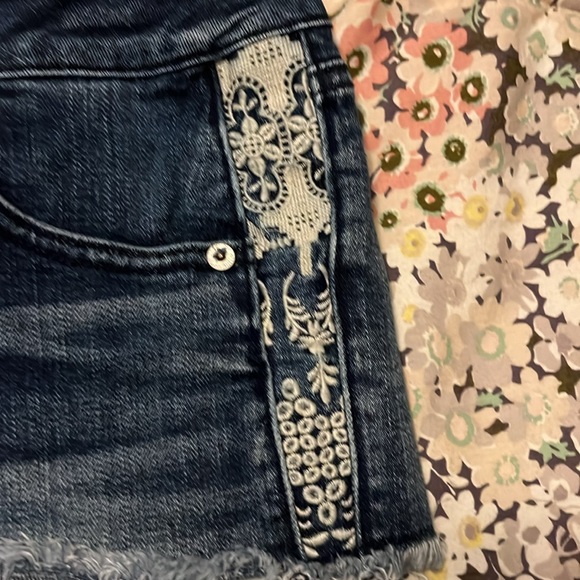 Women’s Blue American Eagle outfitters denim jean shorts with embroidery detail - Picture 2 of 4